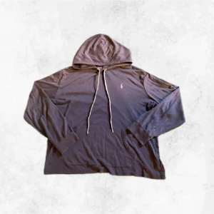 Marinblå hoodie från Ralph Lauren - Säljer en stilren marinblå hoodie från Polo Ralph Lauren med det klassiska broderade logotypen på bröstet. Det är storlek L men kan också passa en större M. Snörena är inte orginal. Vid några frågor eller fler bilder är det bara att höra av sig.