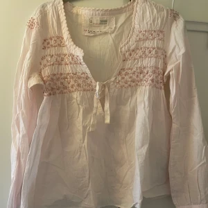 Odd Molly blus - Rosa blus med paljetter från Odd Molly! Storlek 1 så passar typ som en 36a