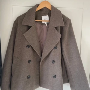 Brun kappa från Object - Brun kappa köpt på Nelly från object. Använd kanske 2 gånger. Storlek 38. 