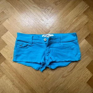 Turkosa shorts från Hollister - Säljer dessa skitcoola turkosa shorts från hollister! Dom är lågmidjade och passar perfekt nu till sommaren! De passar mig som vanligtvis har xs/24-25 i midjemått💞 pris diskuterbart 