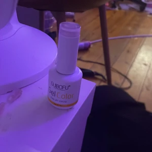 Ljusrosa gelnagellack från Guibofu - Säljer ett ljusrosa gelnagellack från Guibofu. Färgen är mjuk och passar perfekt för en naturlig look. Flaskan är vit med tydlig märkning och har en praktisk penselapplikator. Perfekt för dig som gillar att fixa naglarna hemma. Använt 1-2 gånger, varför det är för att jag hade presic köpt ett gelé så började använda den istället för gelé lack❤️