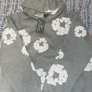 Denim Tears Hoodie - ÄKTA Denim tears hoodie i strl M.       Helt oanvänd endast testad, säljer för att den var lite för stor för mig. 