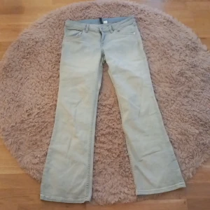 Ljusblåa bootcut-jeans från H&M Divided - Säljer ett par jätte fina ljusblåa jeans som passar perfekt nu till våren. Dom är köpta secondhand och jag säljer dom för att dom tyvärr inte passade. Jag kan inte hitta några tydliga fläckar eller liknade på jeansen, hör av er privat om frågor!💗💗