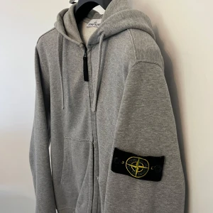 Grå hoodie från Stone Island - Bästa hoodien, bra skick!