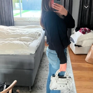 Lågmidjade jeans  - Blå Lågmidjade Lee jeans. De ser raka ut på bilden men dem är verkligen bootcut❤️ midjemått: 35/36cm och innebenslängd 81cm❤️ 