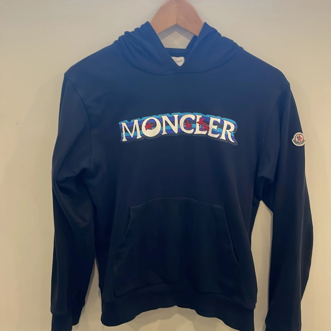 Mörkblå hoodie från Moncler