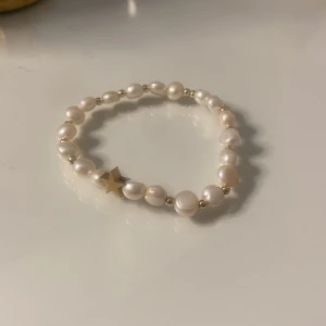 Pärlarmband med stjärndetalj - Elegant armband med vita pärlor och en guldfärgad stjärndetalj. Perfekt som en subtil accessoar för att lyfta din stil. Köpt på Landvetter Flygplats⭐️💕