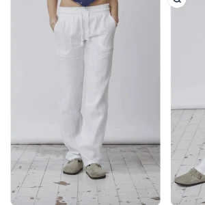 Skagen clothing linnebyxor - Jätte fina Lågmidjade linnebyxor från Skagen clothing, dom har en fläck på snöret( se bild 3), därav priset 💕