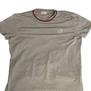 Moncler t shirt - Äldre modell, storlek Xl men passar L/M