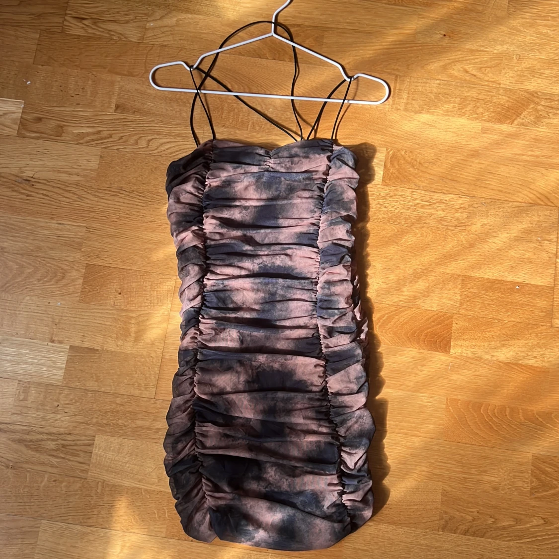 Brun och svart omlottklänning med rynkade detaljer - 2