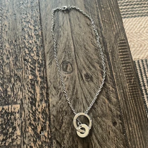 Silverhalsband från Edblad  - Säljer ett silvrigt halsband från Edblad, jätte fint och perfekt för att ge en modern touch till din outfit. 