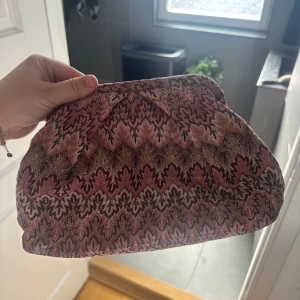 Beck Söndergaard väska  - Jag säljer nu denna otroliga väska från Beck Söndergaard, i den fina rosa färgen. Enbart använd vid några få tillfällen och därför i väldigt bra skick. 