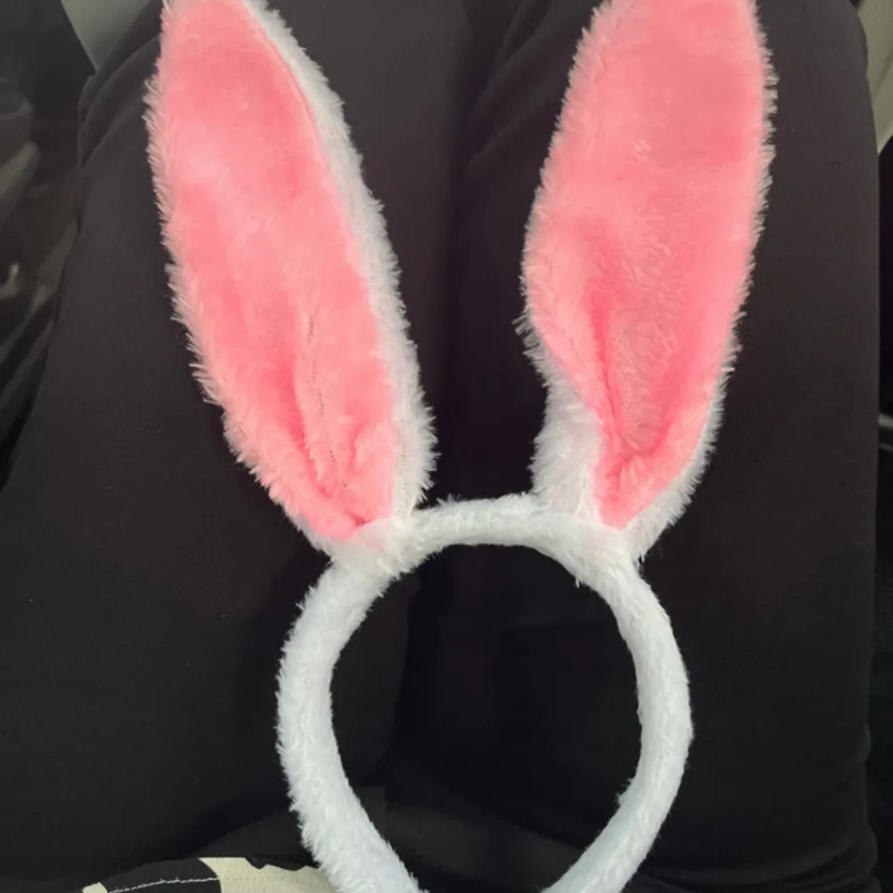 Ett fluffigt diadem med stora kaninöron i vitt och rosa. Perfekt accessoar för maskerad eller temafest eller påsken. Öronen är mjuka och täckta av syntetiskt pälsmaterial. Använde dem max 20 minuter på en promenad i Stockholm för rolighetens skull.. Asusteet.