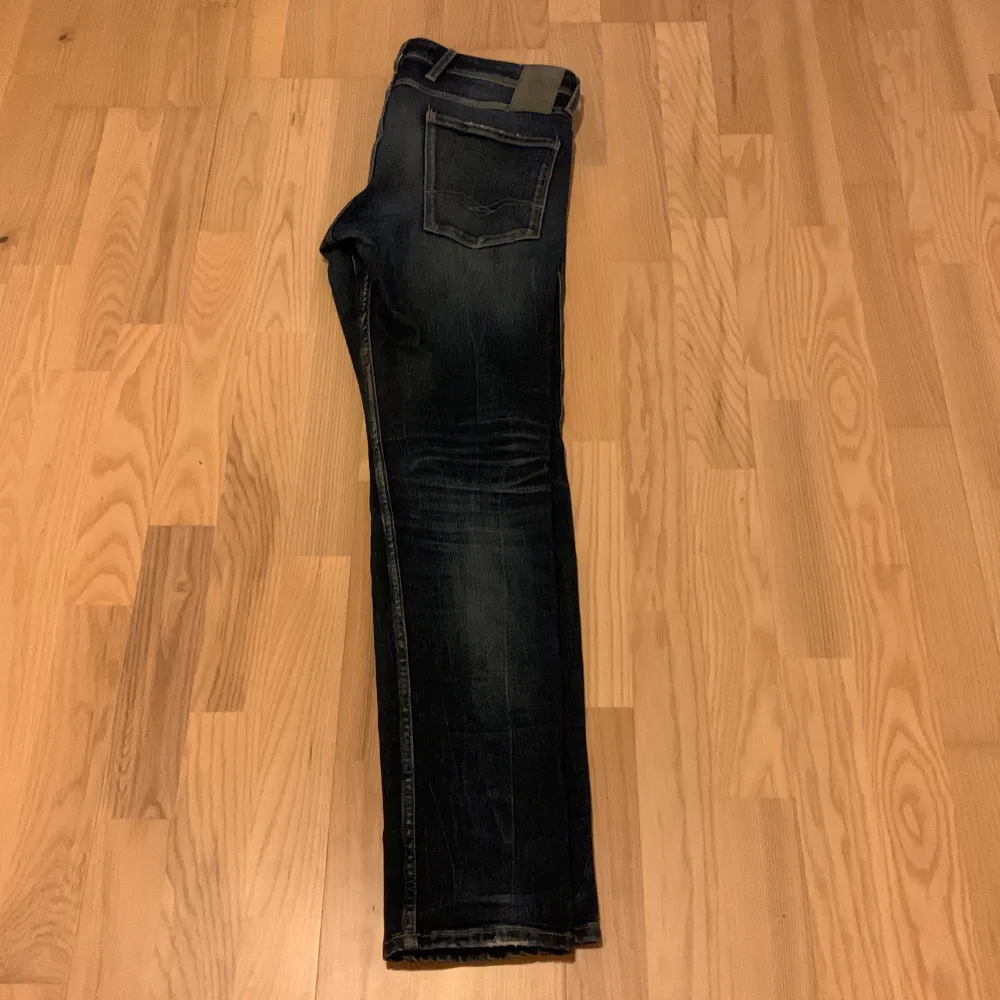 Snygga mörkblå jeans från Replay i modellen Anbass. Super fint skick, storlek 34/32! Bara att höra av sig vid minsta fundering! Säljer då de inte passar mig!. Farkut & Housut.