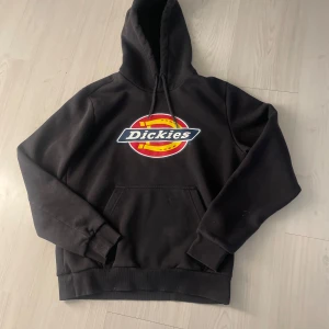 Fin dickies hoodie💓 - Använd ungefär 3 gånger och i bra skick. Den hsr nån liten nagellims fläck på fickan men inget som  syns mycket. Skulle kunna tänka mig lite lägre pris men inte så mycket lägre.💓