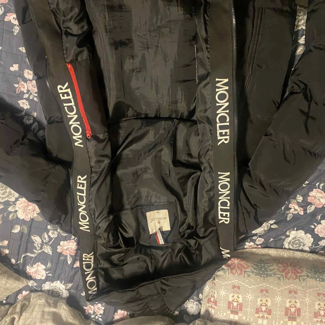 Svart Moncler pufferjacka med logga storlek  XL