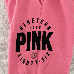 Rosa mjukisbyxor från PINK  - Säljer ett par super sköna rosa mjukisbyxor från PINK by Victoria's Secret i storlek XS. 💕Skriv om ni har frågor!