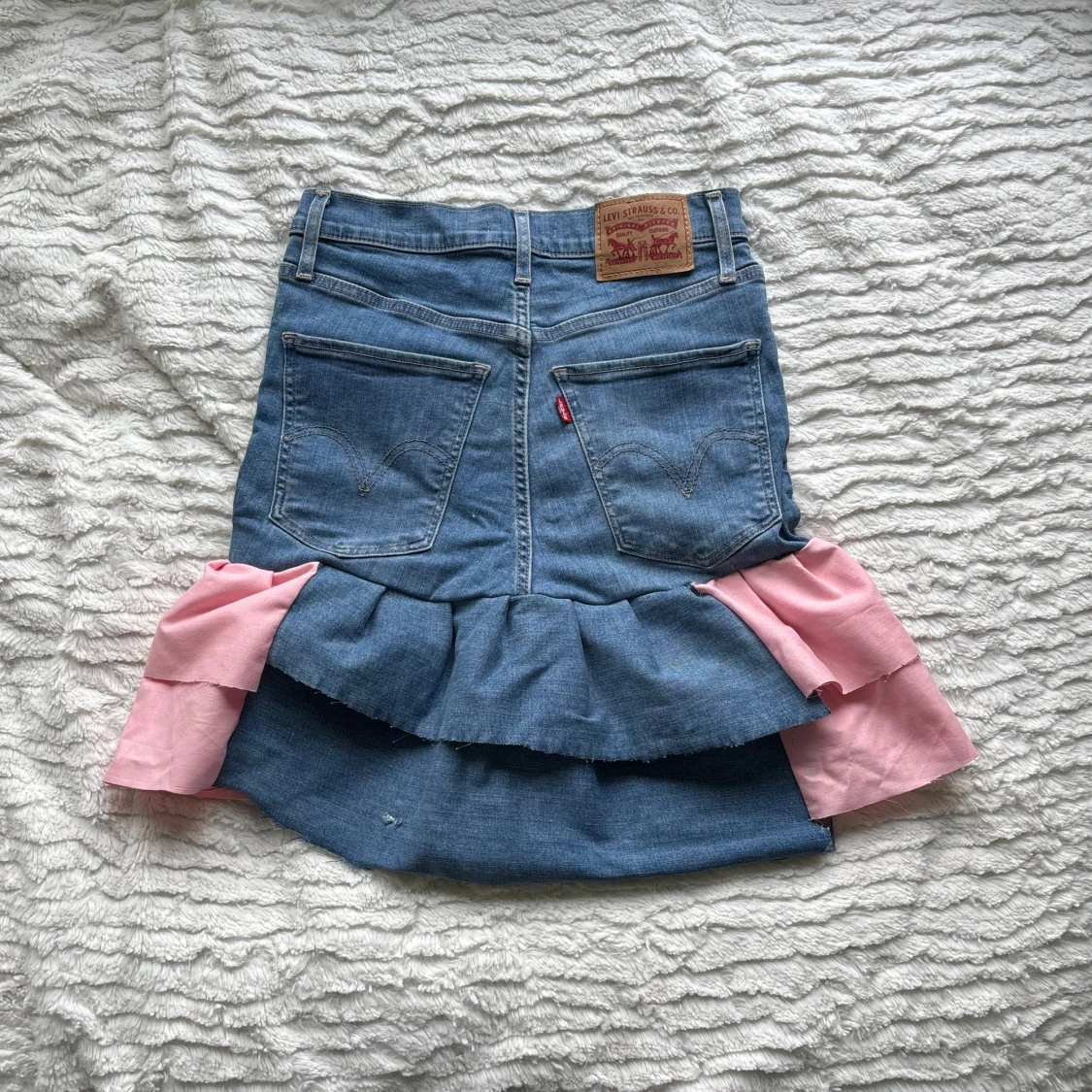 Levi's jeanskjol med volang och rosa detaljer - 1