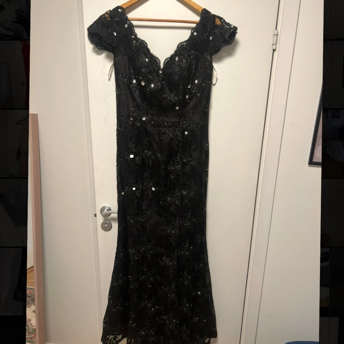 Svart långklänning med spets och paljetter - 1