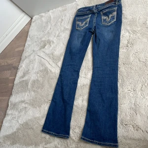 Bootcut jeans for Rock & Roll - Strl 12 sitter som 152/158. Nästan aldrig andvända och går att reglera midjemåttet🥰 Nypris: 1299kr❣️ Pris kan diskuteras🥰