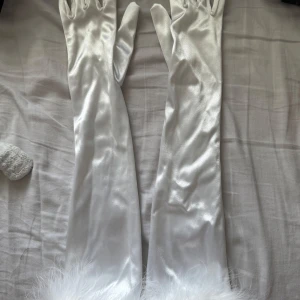 Festliga handskar  - Festliga handskar i ny skick, Onesize men små i storleken