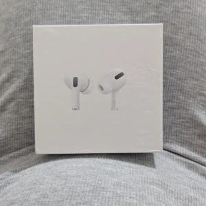 Hörlurar  -  Säljer dessa hörlurar då jag köpt andra. Det är aldrig använda dock är paketet öppnat. Inte äkta vara. Pris kan diskuteras