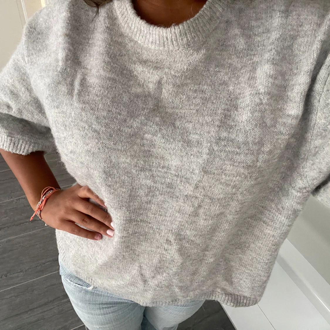 Grå stickad T-shirt - 2