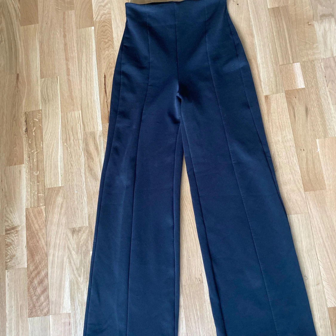 Svarta vida byxor från Nelly