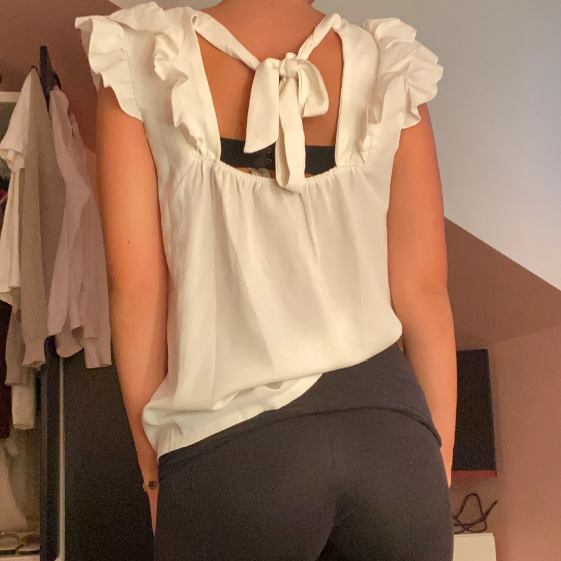 Vit blus med volang och knyt i ryggen