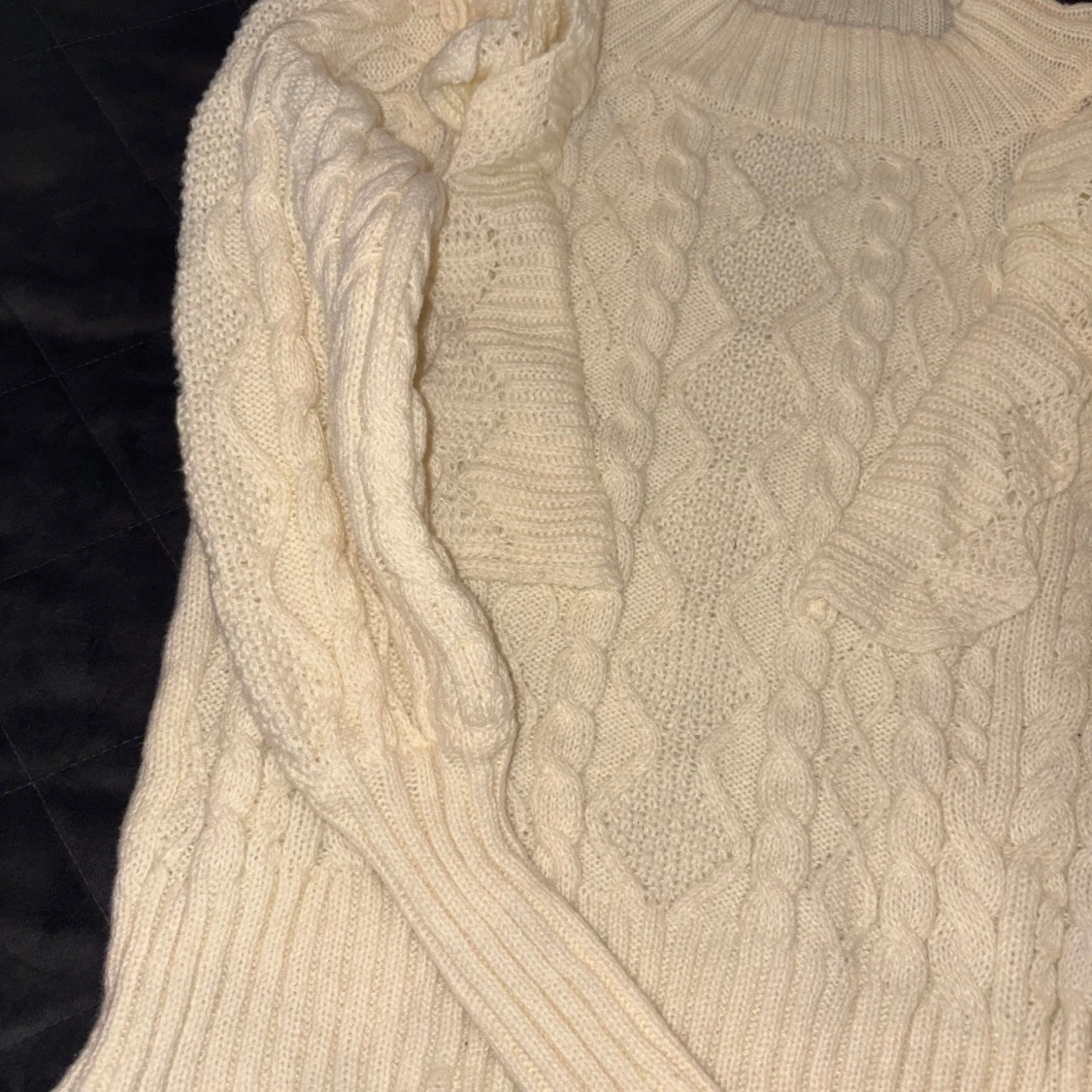 Vit stickad tröja med volangdetaljer - 1