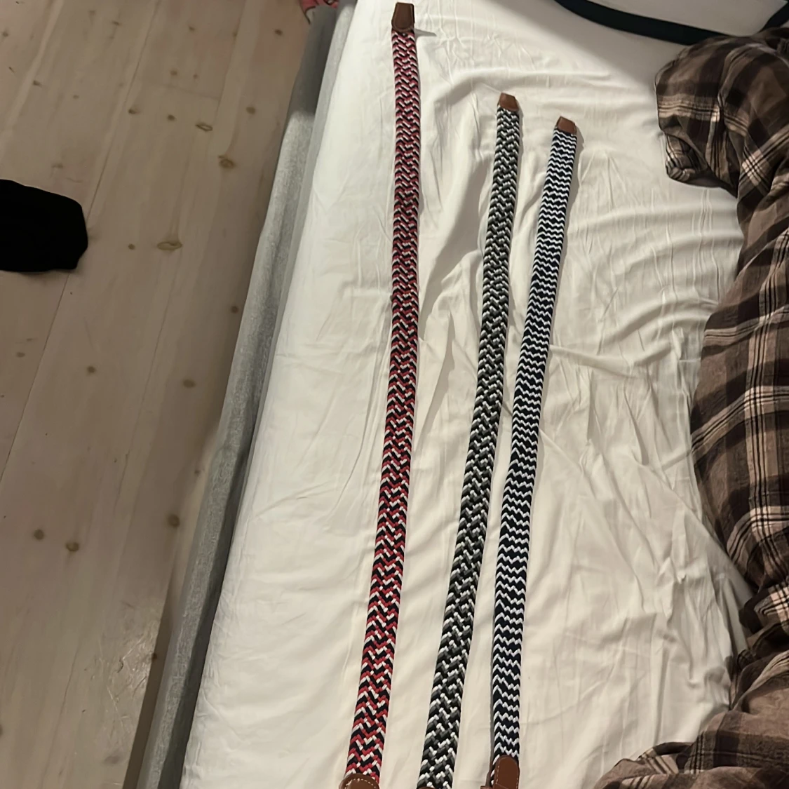 Färgglada flätade bälten med silverdetaljer - 4