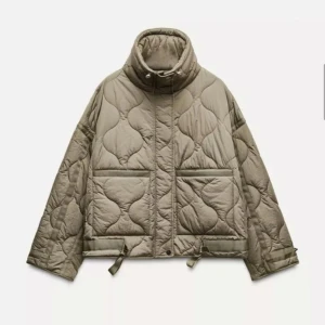 SLUTSÅLD HÖSTJACKA🍁🍂 - Säljer en populär/ slutsåld höst jacka. Den är perfekt nu när hösten närmar sig. Inga defekter och knappt någon andvändning💖 hör av er gällande minsta intresse.