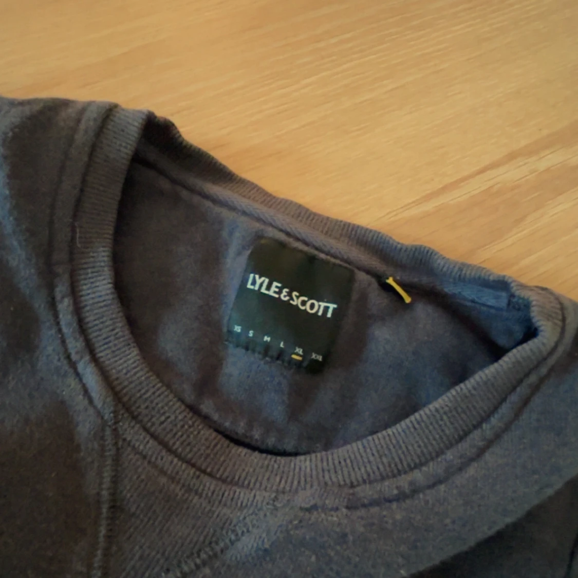 Mörkblå sweatshirt från Lyle & Scott - 1