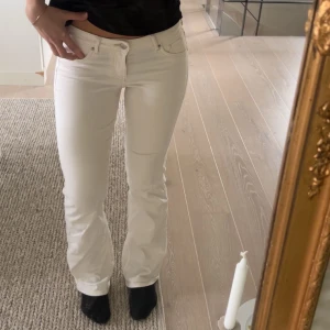Vita lågmidajde jeans  - Använda runt 2 gånger och passar perfekt på mig som är 166❤️