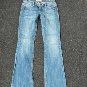 Bootcut jeans Abercrombie & Fitch - Säljer ett par abercrombie & Fitch lågmidjade bootcut jeans! Sååå snygga, speciellt nu mot kallare väder💞💞Innerbendläng är ca 83cm! Hör av er vid frågor 