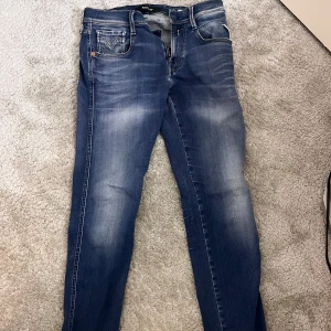 Replay Anbass jeans blå W29 L32 - Replay anbass i nyskick men utan prislapp passar mig och är runt 175 väger 70 hör av vid frågor!!
