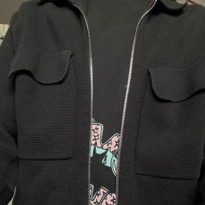 Stickad jacka från arket - Säljer den svarta stickade jackan från arket! 