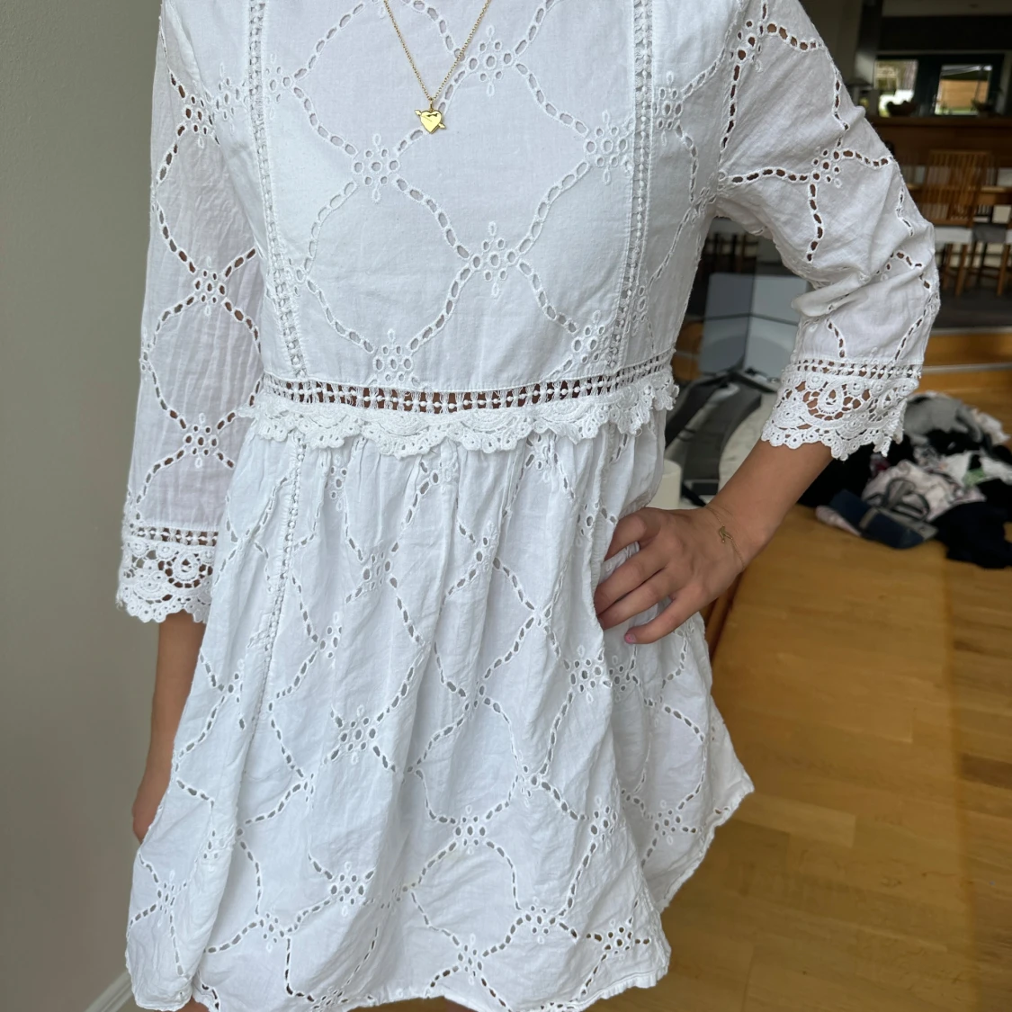 Vit broderad kort klänning  - 4