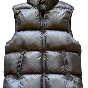 Svart dunväst från Zara - svart dunväst från Zara med hög krage och två dragkedjefickor framtill. 