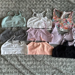 9st fina toppar strl 158-164 - Säljer ett paket med 9st söta toppar i storlek 158-164 i blandade färger och designer - några är ribbade och andra har spetsdetaljer. Alla väl använda men i fint skick💓!