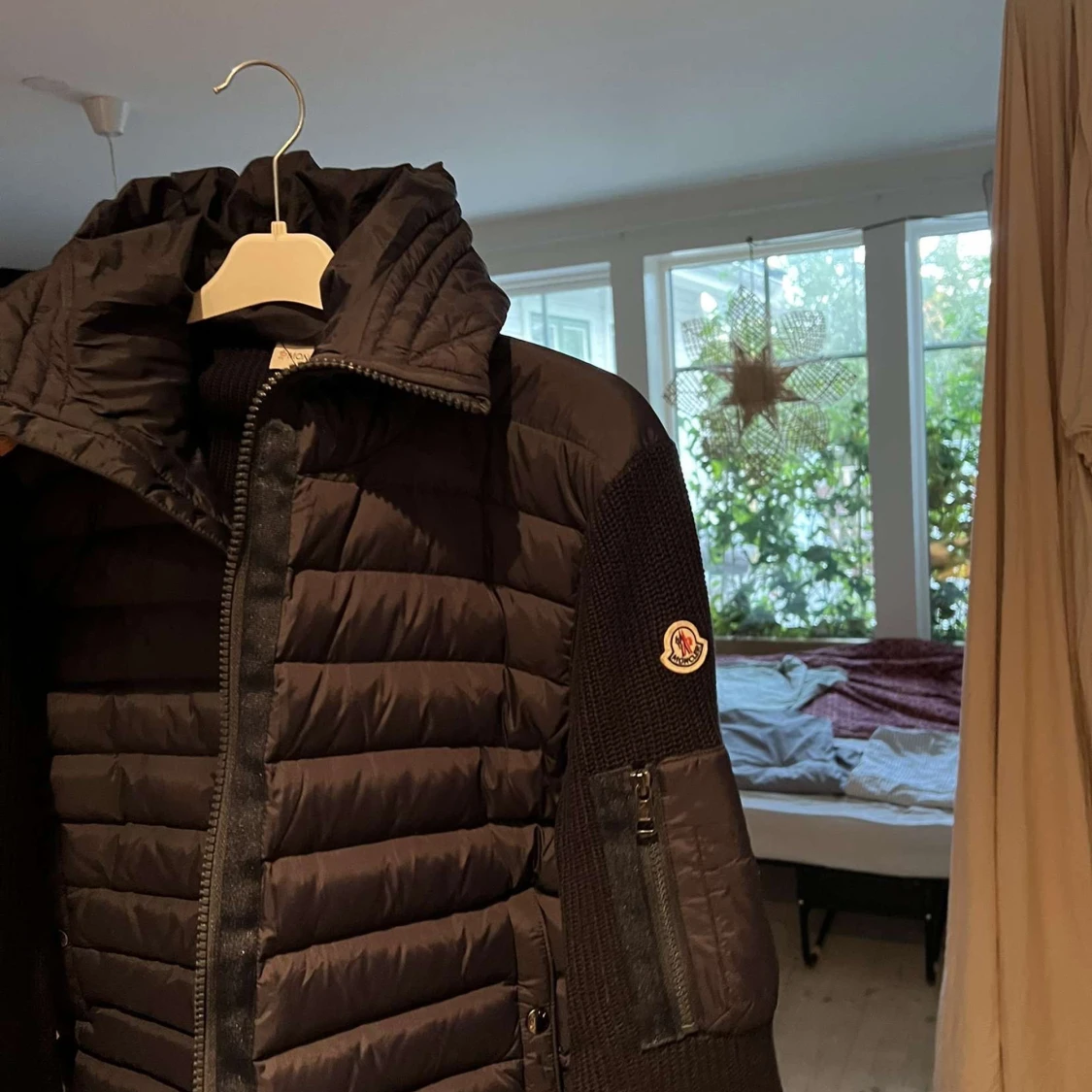 Svart Moncler pufferjacka med huva