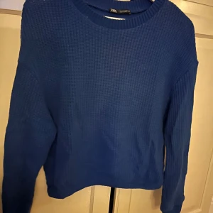 Blå stickad tröja från Zara - Snygg blå stickad tröja från Zara med rund halsringning och långärmad modell. Tröjan har en grovstickad struktur. 💕💕