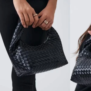 Svart flätad handväska - Snygg svart handväska med flätat mönster. Väskan har ett mjukt handtag.. Ifrån Gina tricot, använt några gånger men inga defekter eller större tecken på användning. Nypris 400💞 skriv för mer bilder! 