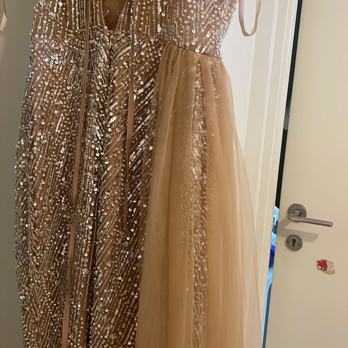 Champagnefärgad långklänning med paljetter - 3