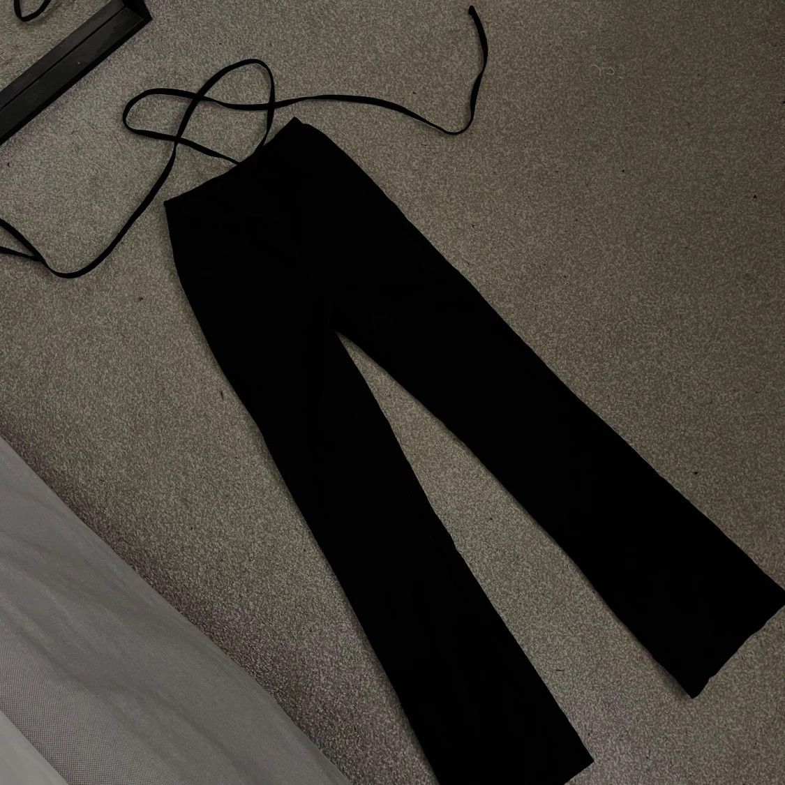 Svarta byxor med snörning i midjan