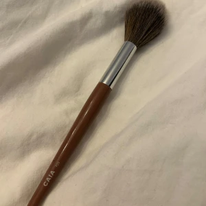 CAIA FEATHER BLENDING BRUSH F05 - Säljer Caia blush & powder borste, testad en gång och tvättad noga efter det! 