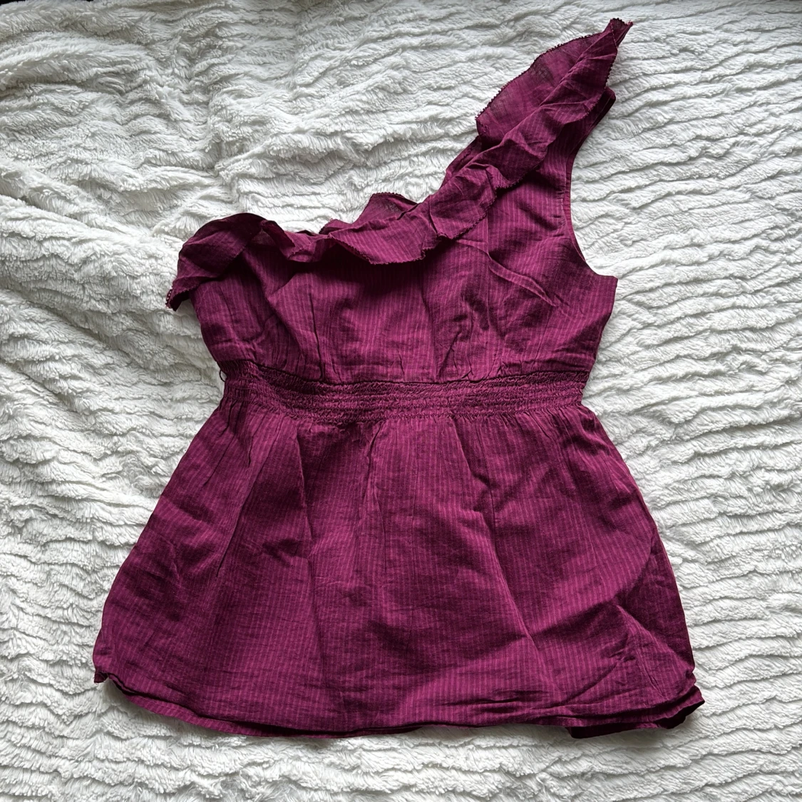 Vinröd oneshoulder topp American Eagle