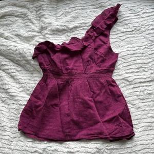 Vinröd oneshoulder topp American Eagle - Supersöt vinröd topp från American Eagle Outfitters.