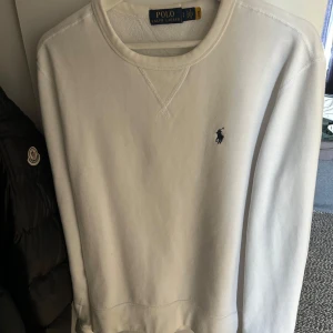 Ralph lauren crewneck - Polo ralph lauren crewneck i storlek S i jätte bra skick! Hör av vid eventuella frågor!