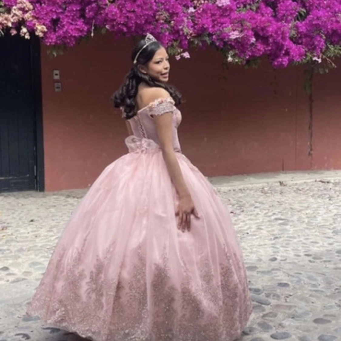 Rosa prinsessklänning med spetsdetaljer